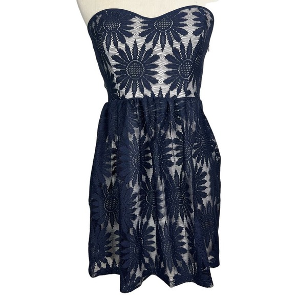 Body Central Strapless Navy Blue/White Flower Lace A-line Mini Dress Size 9 - Picture 1 of 8